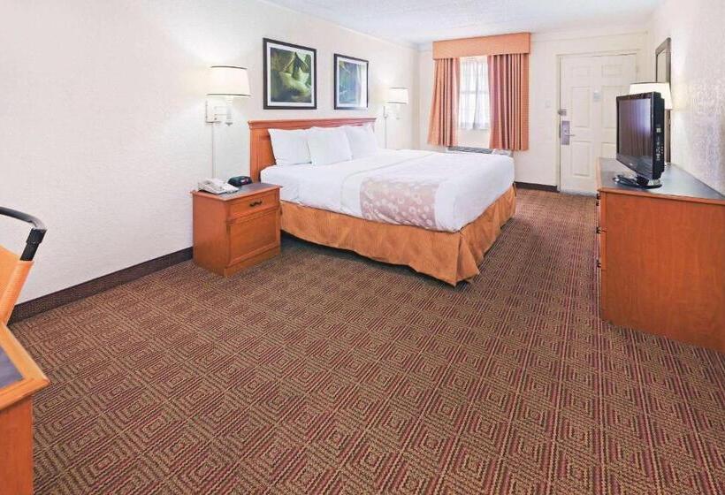 غرفة قياسية سرير كينج لذوى الإحتياجات الخاصة, Super 8 By Wyndham San Antonio Near Seaworld Ingram Park