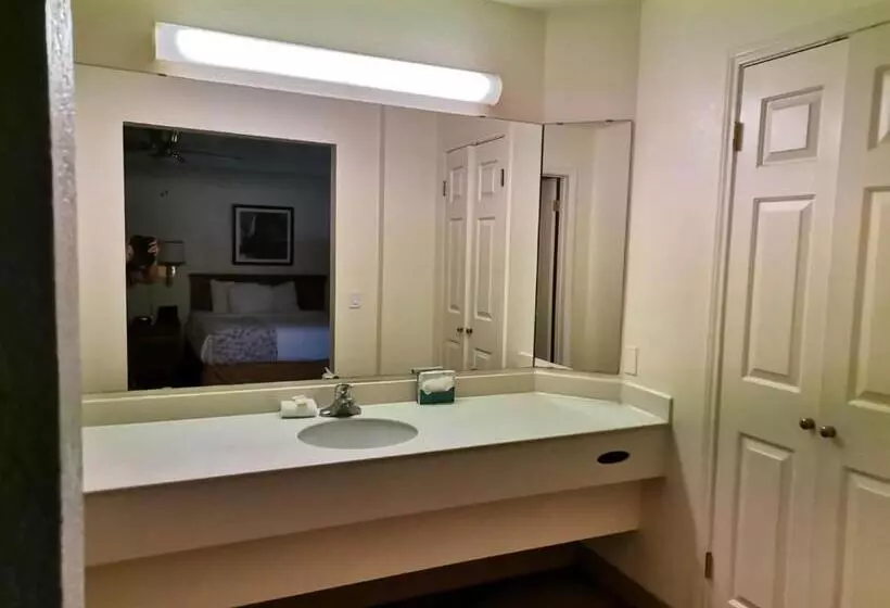 キングサイズベッドのスイートルーム, Super 8 By Wyndham San Antonio Near Seaworld Ingram Park