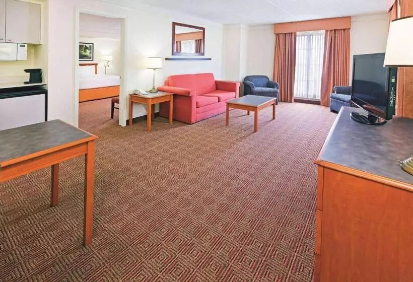 キングサイズベッドのスイートルーム, Super 8 By Wyndham San Antonio Near Seaworld Ingram Park