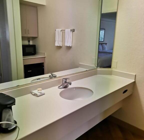 جناح جونيور, Super 8 By Wyndham San Antonio Near Seaworld Ingram Park