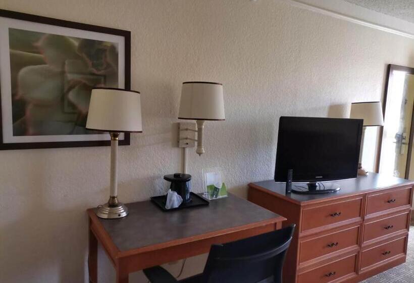 جناح جونيور, Super 8 By Wyndham San Antonio Near Seaworld Ingram Park