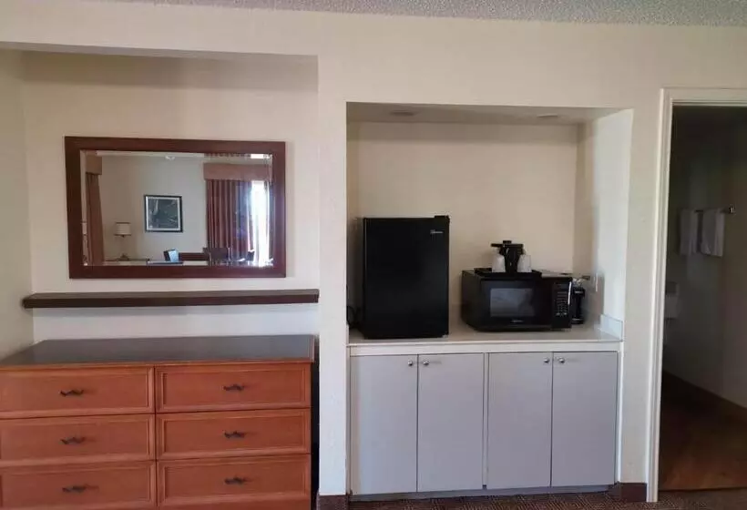 キングサイズベッドのデラックスルーム, Super 8 By Wyndham San Antonio Near Seaworld Ingram Park