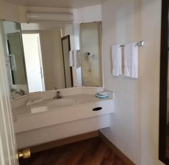 غرفة ديلوكس سرير كينج, Super 8 By Wyndham San Antonio Near Seaworld Ingram Park