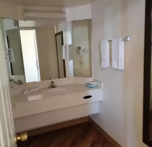 キングサイズベッドのデラックスルーム, Super 8 By Wyndham San Antonio Near Seaworld Ingram Park
