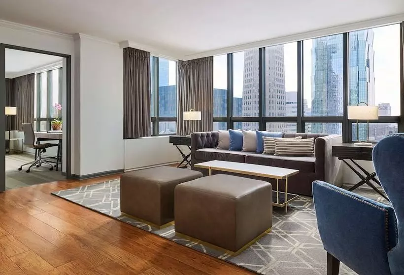 Presidenttisviitti, The Marquette Hotel, Curio Collection By Hilton