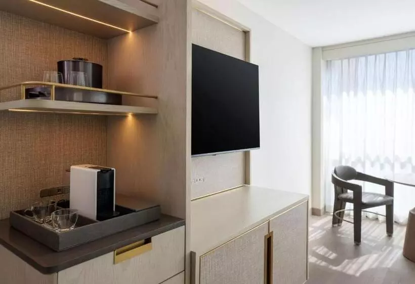 اتاق استاندارد با تخت بزرگ برای معلولان, Vea Newport Beach, A Marriott Resort & Spa