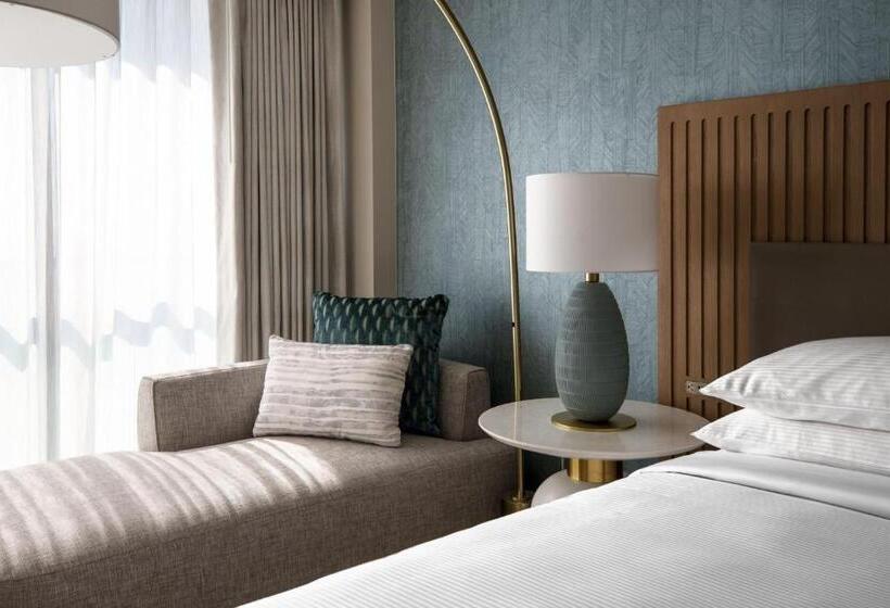 غرفة قياسية سرير كينج لذوى الإحتياجات الخاصة, Vea Newport Beach, A Marriott Resort & Spa