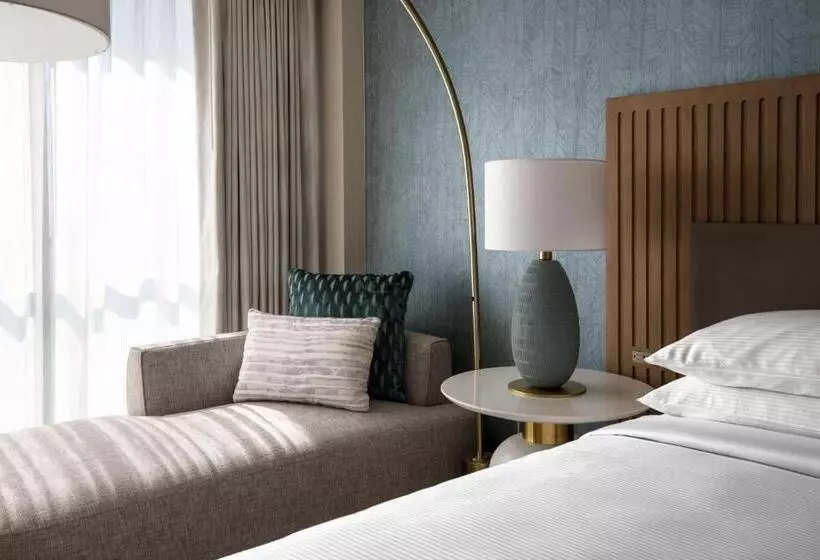 اتاق استاندارد با تخت بزرگ برای معلولان, Vea Newport Beach, A Marriott Resort & Spa