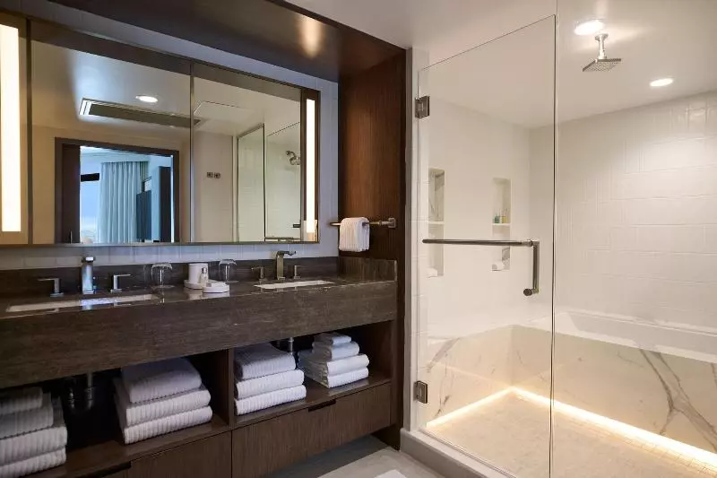 Deluxe Suite Sea View, Vea Newport Beach, A Marriott Resort & Spa