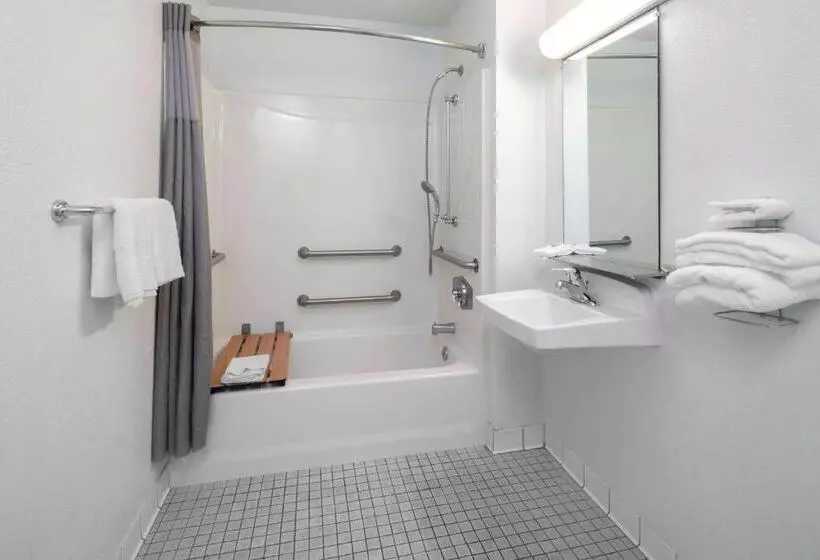 اتاق استاندارد برای معلولان, Motel 6 Ventura, Ca   Beach