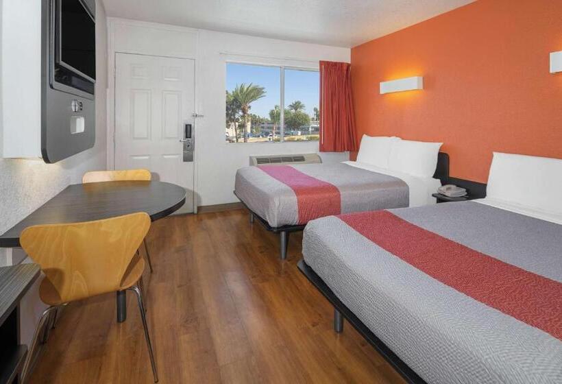 デラックスの4人部屋, Motel 6 Ventura, Ca Beach