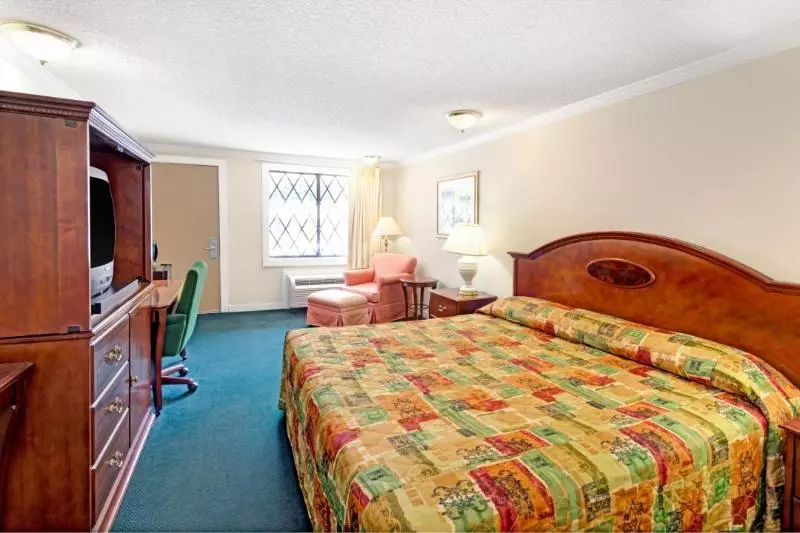 キングサイズベッドのスタンダードルーム, Knights Inn Austell