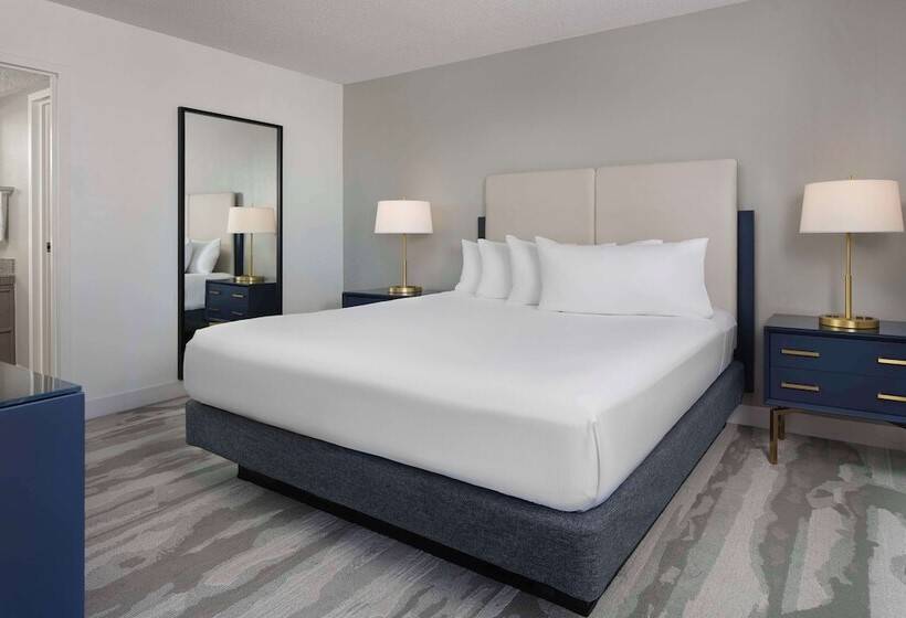 Люкс Кровать Кинг, Embassy Suites By Hilton Myrtle Beach Oceanfront Resort