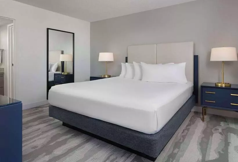 キングサイズベッドのスイートルーム, Embassy Suites By Hilton Myrtle Beach Oceanfront Resort
