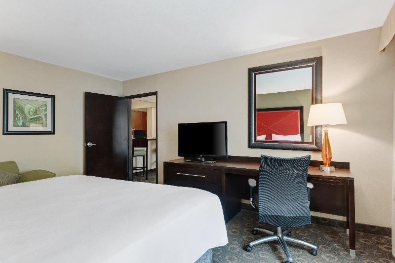 带大床的套房, Crowne Plaza Houston Galleria Area, An Ihg