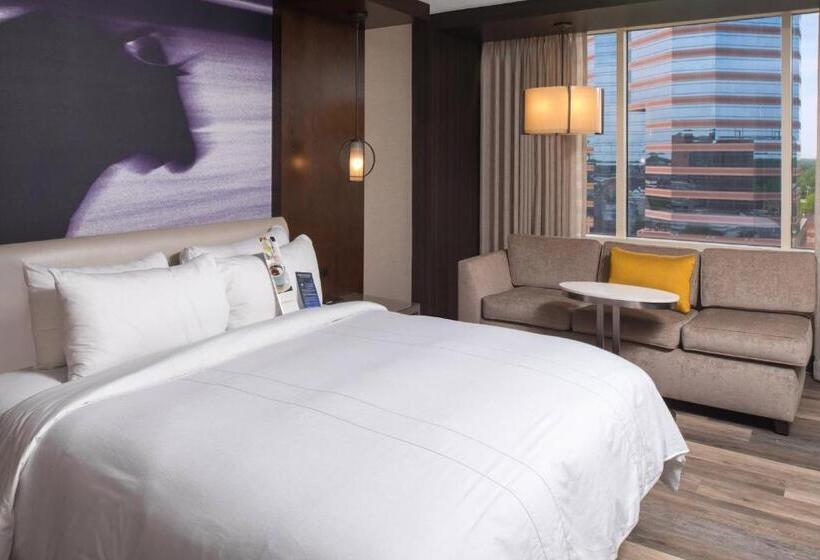 חדר סטנדרט עם מיטת קינג, Durham Marriott City Center