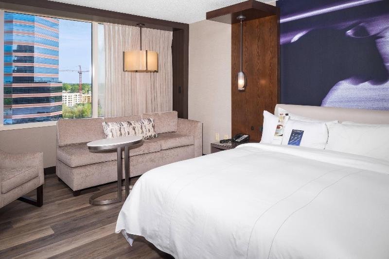 חדר סטנדרט עם מיטת קינג, Durham Marriott City Center