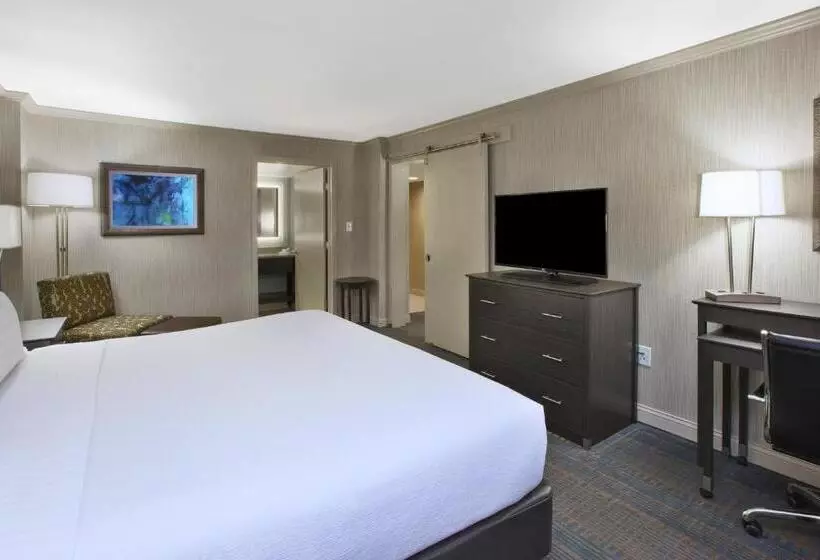 キングサイズベッドのスイートルーム, Holiday Inn Columbus Dwtn Capitol Square, An Ihg