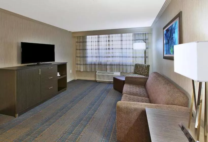 キングサイズベッドのスイートルーム, Holiday Inn Columbus Dwtn Capitol Square, An Ihg