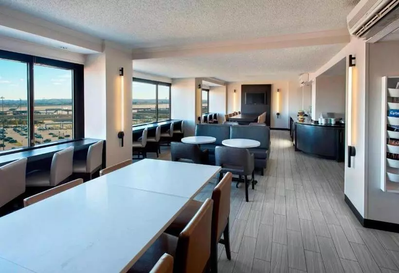 اتاق استاندارد با تخت بزرگ, Newark Liberty International Airport Marriott