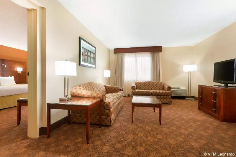 سوئیت با تخت بزرگ, Radisson Akron Fairlawn Copley