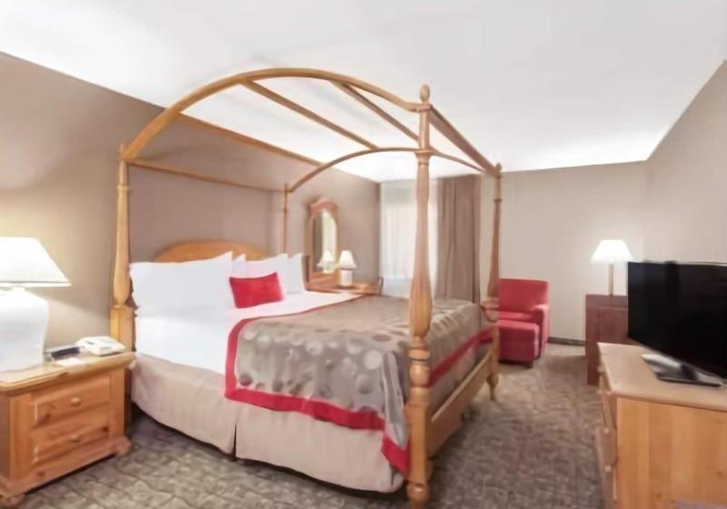 キングサイズベッドのスイートルーム, Ramada By Wyndham Fresno North