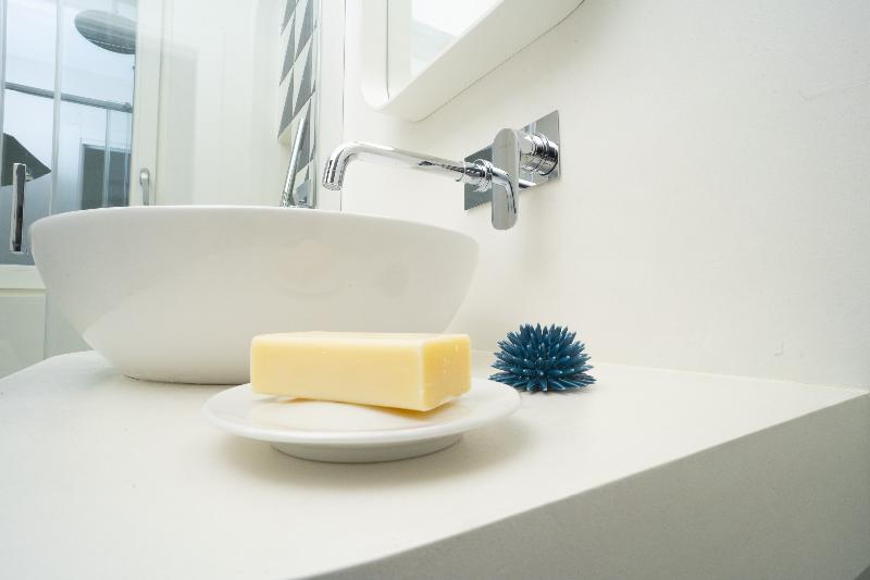 带大床的豪华间, Ramada By Wyndham Tucson Airport