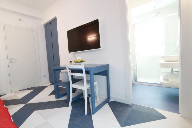 带大床的豪华间, Ramada By Wyndham Tucson Airport