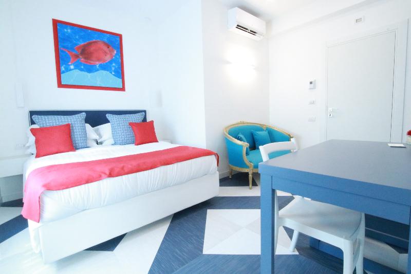 带大床的豪华间, Ramada By Wyndham Tucson Airport