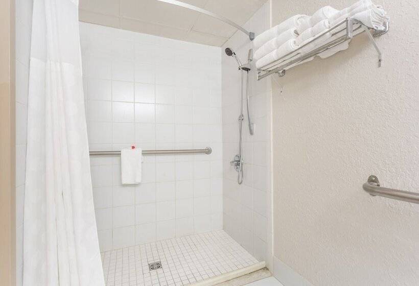 ２ダブルベッドのスタンダードルーム, Ramada Plaza By Wyndham Nags Head Oceanfront