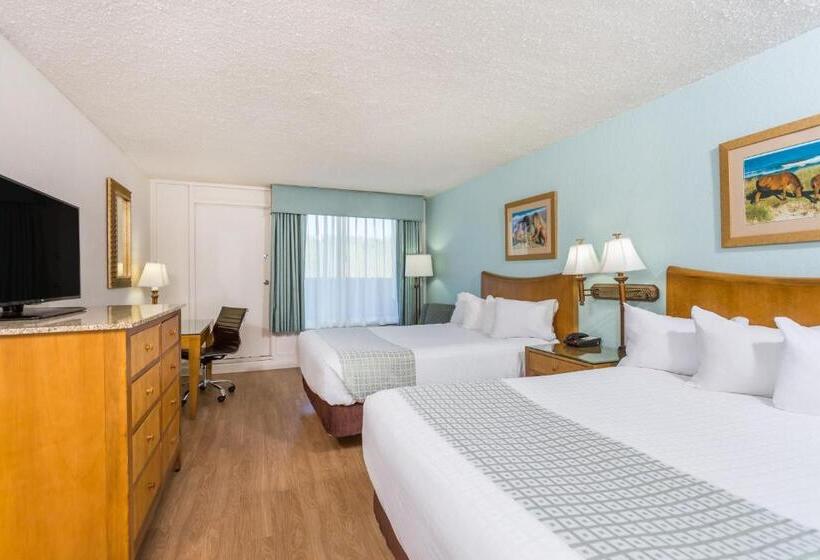 ２ダブルベッドのスタンダードルーム, Ramada Plaza By Wyndham Nags Head Oceanfront