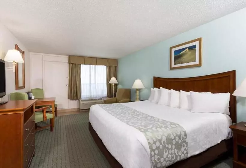 身障者適用キングサイズベッドルーム, Ramada Plaza By Wyndham Nags Head Oceanfront