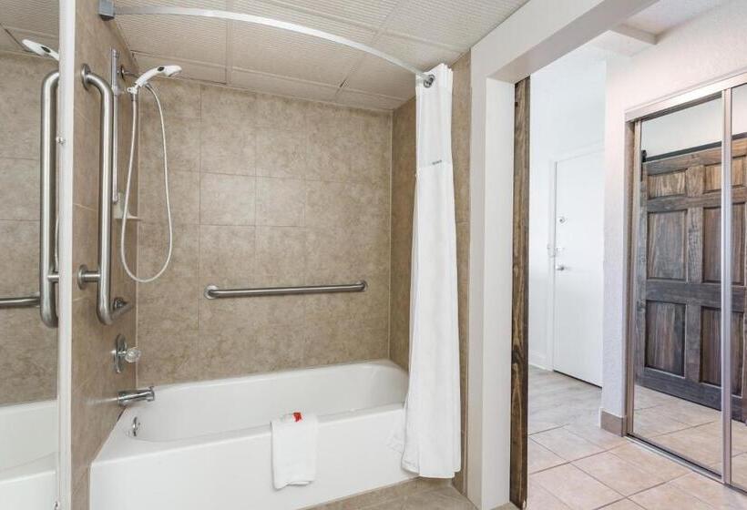 身障者適用キングサイズベッドルーム, Ramada Plaza By Wyndham Nags Head Oceanfront