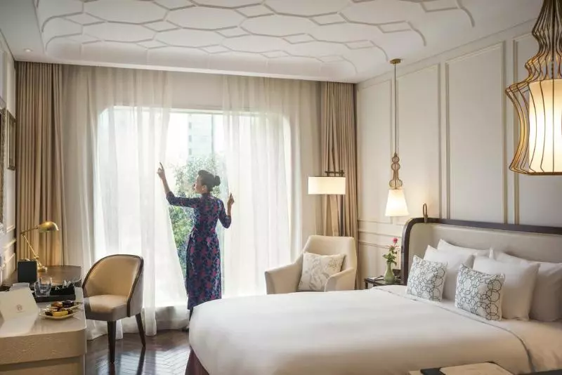 استودیوی لوکس, Santa Barbara Inn