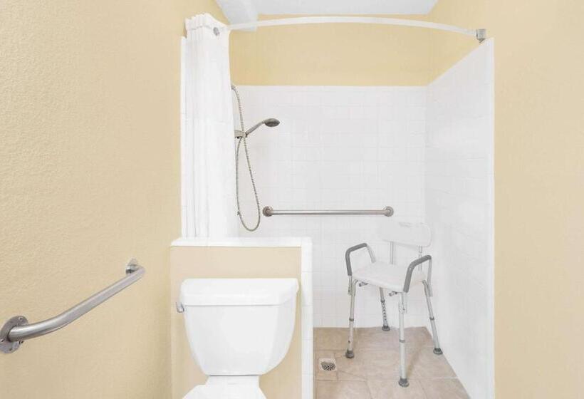 חדר סטנדרט מותאם לאדם עם מוגבלויות, Super 8 By Wyndham Kerrville Tx