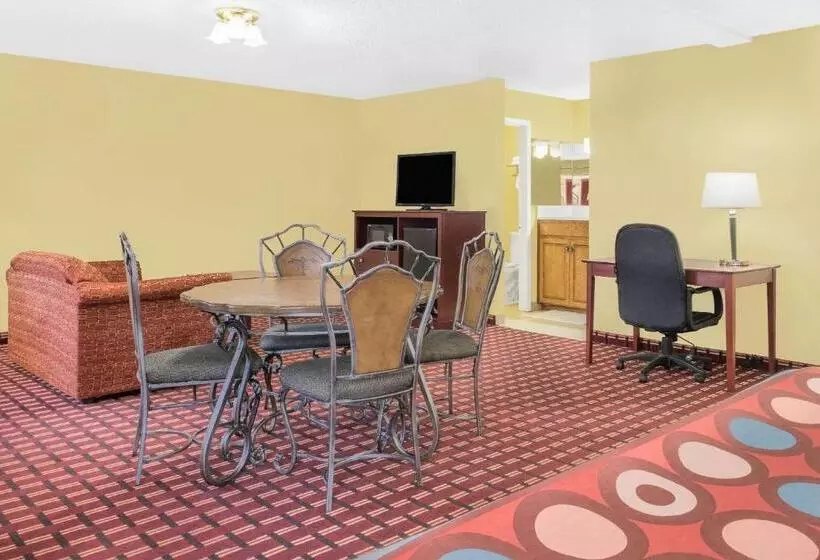 キングサイズベッドのスイートルーム, Super 8 By Wyndham Kerrville Tx