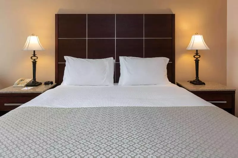 キングサイズベッドのスタンダードルーム, Wyndham Riverfront Little Rock