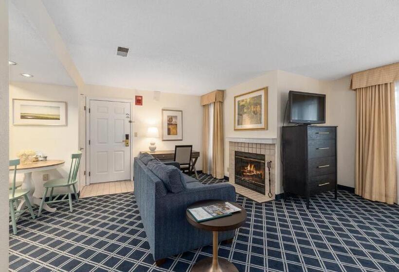 استودیوی استاندارد, Residences At Daniel Webster