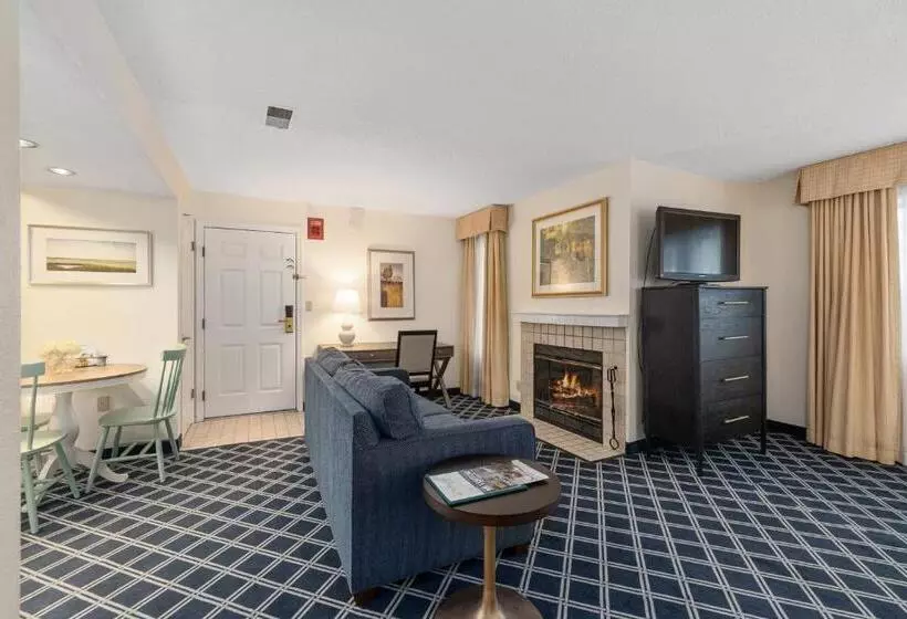 スタンダードスタジオ, Residences At Daniel Webster