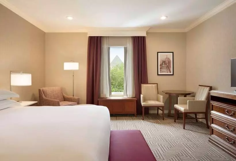 Deluxe Room, Hilton St. Louis Frontenac