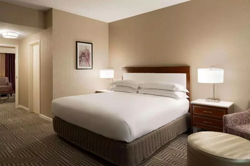 Deluxe Room, Hilton St. Louis Frontenac