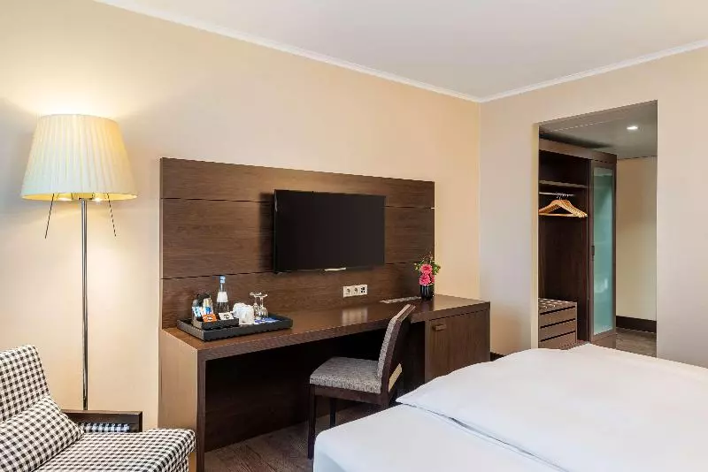 Suite King Bed, Hilton St. Louis Frontenac