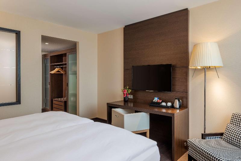 מיטת קינג בסוויטה, Hilton St. Louis Frontenac