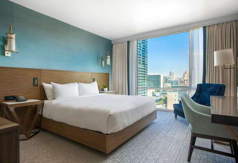 חדר דחוקס עם מיטת קינג, Hilton St. Louis Frontenac