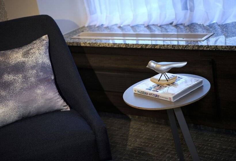 Номер Клуб, Renaissance Seattle