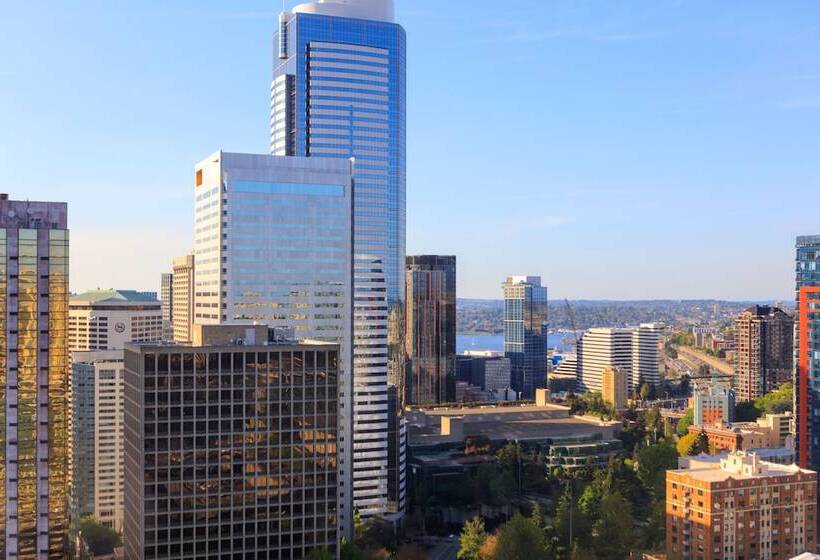 带2个双人床的标准工作室, Renaissance Seattle