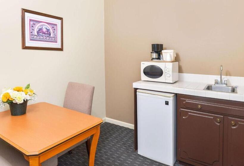 キングサイズベッドのスーペリアルーム, Svendsgaard S Lodge  Americas Best Value Inn & Suites