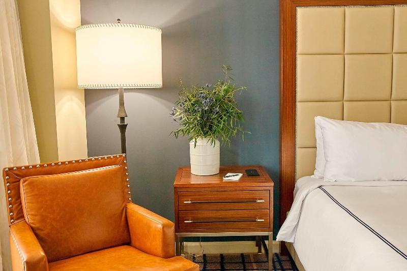 חדר דחוקס עם מיטת קינג, The Adolphus, Autograph Collection