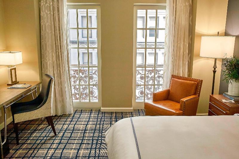 חדר דחוקס עם מיטת קינג, The Adolphus, Autograph Collection