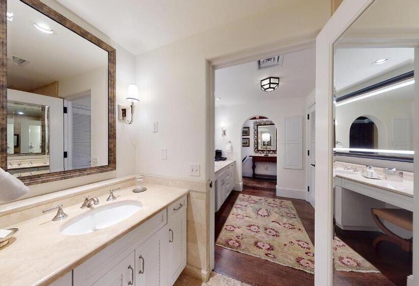 스탠다드 룸 킹사이즈 침대, The Cloister